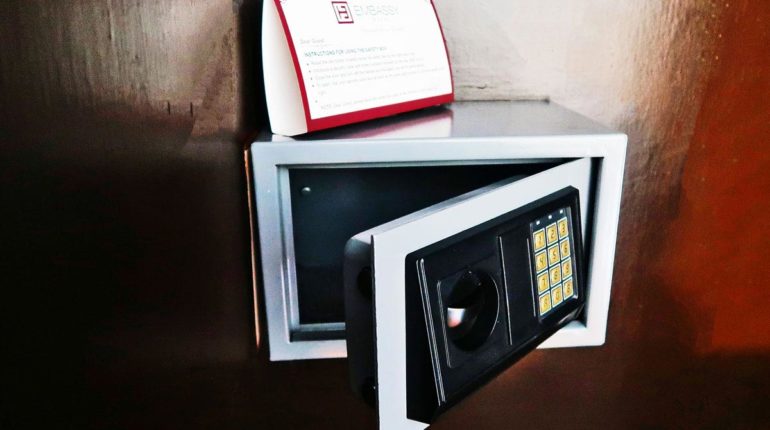habitacion-sencilla-caja-fuerte-hotel-embassy
